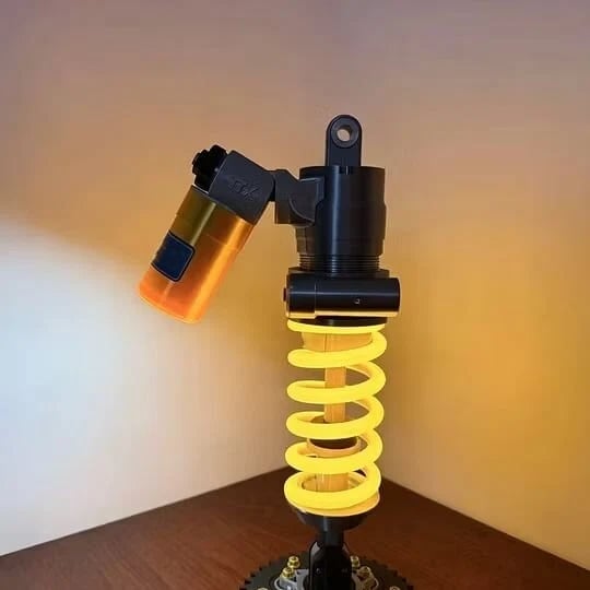 🎁Vatertags-Sonderangebot🔥Inspirierte Stoßdämpfer-Lampe – Verstellbare LED-Leuchte für Gamer und Autoliebhaber (⏰Kostenloser Versand)