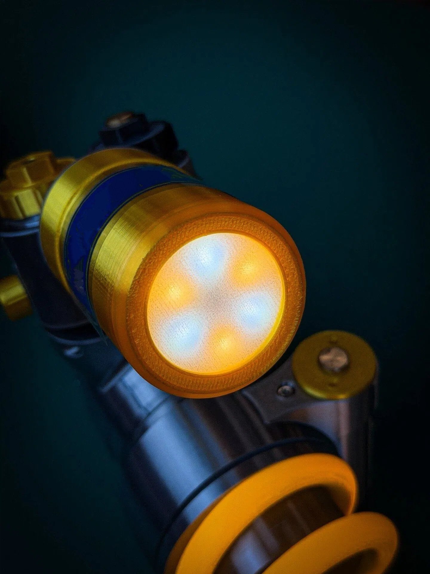 🎁Vatertags-Sonderangebot🔥Inspirierte Stoßdämpfer-Lampe – Verstellbare LED-Leuchte für Gamer und Autoliebhaber (⏰Kostenloser Versand)