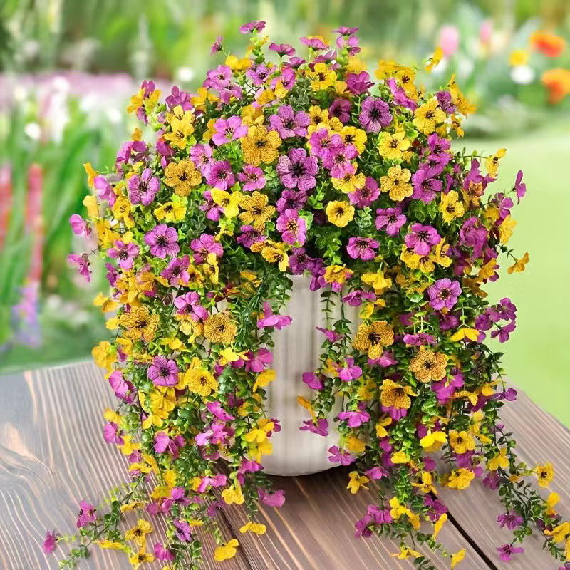 Kaskadenförmig angeordnete Gänseblümchen und Eukalyptusblüten für den Außenbereich – UV-beständig