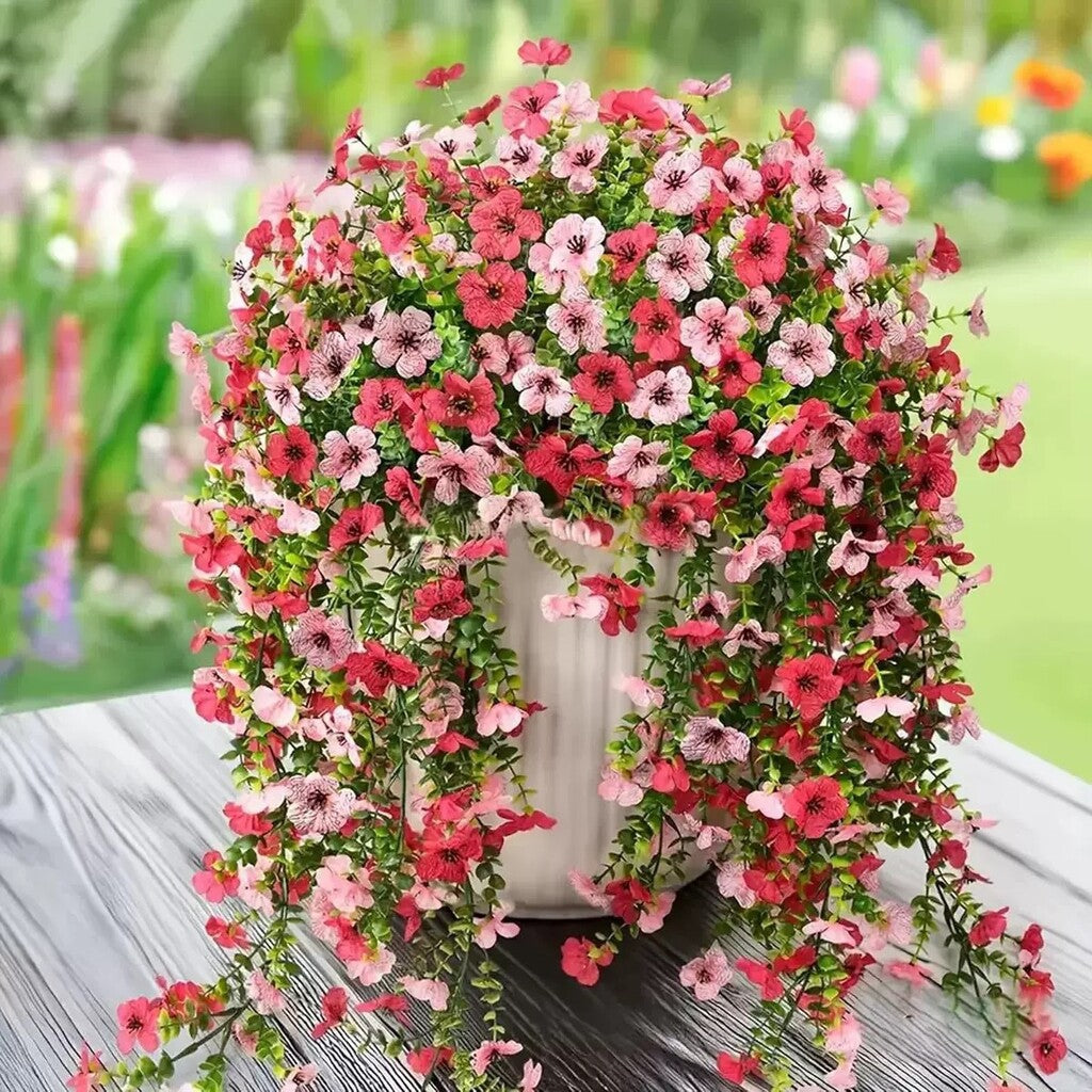 Kaskadenförmig angeordnete Gänseblümchen und Eukalyptusblüten für den Außenbereich – UV-beständig