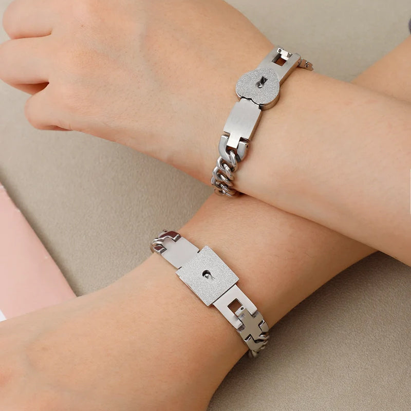 Paararmband mit herzförmigem Vorhängeschloss