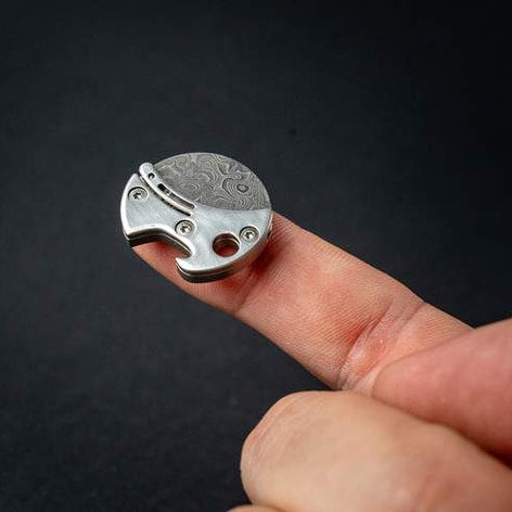 Kompakter Flaschenöffner aus Titan & EDC-Schneider