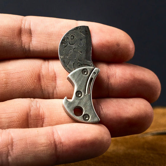 Kompakter Flaschenöffner aus Titan & EDC-Schneider